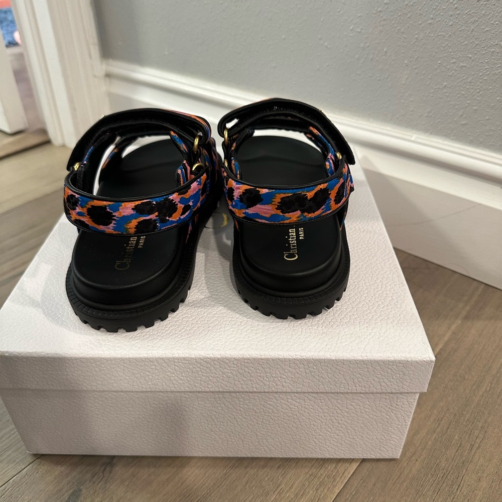 Brand new authentic dad sandals in the prettiest pattern - Picture 3 of 5